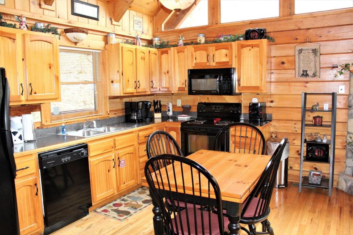 Mountain Joy -Private Treehouse Style Cabin That Sleeps 4-Free Tickets Gatlinburg Exteriör bild